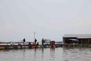 Các hộ nuôi cá bè của huyện Định Quán chủ động di dời đến vùng nuôi an toàn trong giai đoạn giao mùa