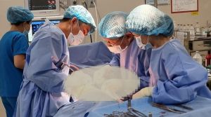 Phẫu thuật cho nữ bệnh nhân có khối u thận to hiếm gặp