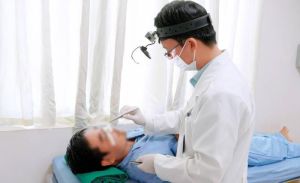 Bác sĩ lưu ý người dân không tự nặn mụn vì có thể gây hoại tử sụn mũi