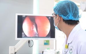 Nội soi lấy đồng xu trong thực quản bé trai