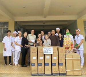 Gia đình bệnh nhân trao tặng quạt máy, xe lăn cho Trung tâm Y tế huyện Cẩm Mỹ