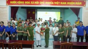 Công an tỉnh thăm tặng 100 phần quà cho bệnh nhi