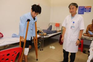 Bệnh nhân bị gãy xương đùi được bệnh viện tuyến huyện phẫu thuật thành công