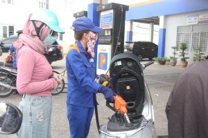 Giá xăng, dầu cùng tăng