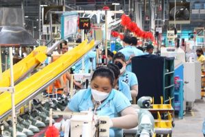 Nhiều công nhân trên địa bàn tỉnh quan tâm và mong đợi tăng 6% mức lương tối thiểu vùng trong tháng 7 tới