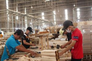 Ngành gỗ khởi sắc đơn hàng, công nhân tất bật làm việc
