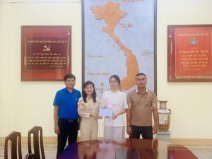 Trao tiền tiết kiệm cho con đoàn viên tử vong do Covid-19