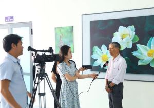 Cầu nối đưa tác phẩm văn học nghệ thuật đến với công chúng