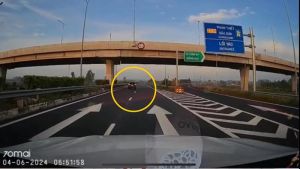 Xuất hiện ô tô đi lùi xe trên đường cao tốc