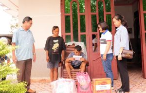 Tặng quà cho 10 nạn nhân chất độc da cam