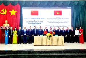 隆成县人民委员会跟（中国）中山市政权签署友谊合作记录文件