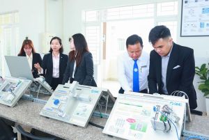 接待投资半导体工业