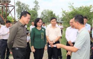 省委书记检查仁泽县饲养农庄