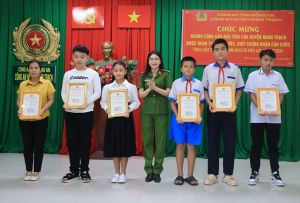 Công an huyện Nhơn Trạch trao căn cước cho 40 công dân nhỏ tuổi đầu tiên