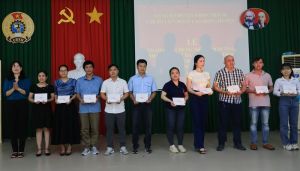 Trao giấy chứng nhận lớp nhận thức Đảng cho 53 công nhân huyện Nhơn Trạch