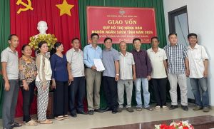 Trao vốn cho hội viên nông dân xã Phú Thạnh với Dự án “Trồng và kinh doanh cây cảnh”