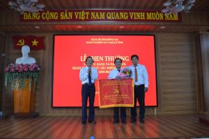 Khen thưởng các tổ chức Đảng và đảng viên hoàn thành xuất sắc nhiệm vụ 5 năm liền