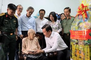 Đoàn công tác của tỉnh thăm, tặng quà động viên người có công tại thành phố Biên Hòa