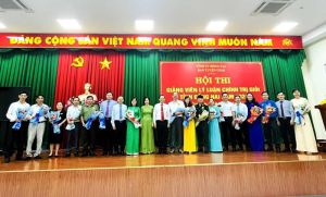 Thí sinh Trương Thị Ngọc Hiền và thí sinh Nguyễn Văn Hóa đạt giải Nhất Hội thi giảng viên lý luận chính trị giỏi