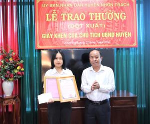 Lãnh đạo Huyện Nhơn Trạch khen thưởng đột xuất cho Thủ khoa Kỳ thi Tốt nghiệp THPT năm 2024 và là Thủ khoa Khối D của tỉnh