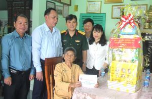 Quyền Chủ tịch UBND tỉnh Võ Tấn Đức thăm, tặng quà gia đình Mẹ Việt Nam anh hùng và thương binh ở Vĩnh Cửu