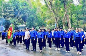 Thắp nến tri ân anh hùng liệt sĩ tại Nghĩa trang liệt sĩ Mã Đà