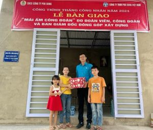 Bàn giao mái ấm Công đoàn cho đoàn viên khó khăn