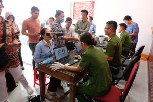 Lực lượng Công an tỉnh tận tình hỗ trợ người dân làm căn cước