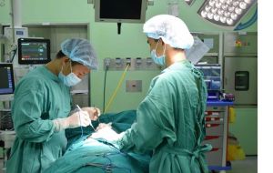 Phẫu thuật thành công ung thư da lan rộng vùng mặt cho cụ bà 92 tuổi