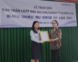 Tặng quà cho nạn nhân chất độc da cam Long Thành, Nhơn Trạch