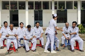 Nữ điều dưỡng tận tâm với bệnh nhân tâm thần