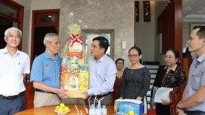 Bí thư Thành ủy Biên Hòa thăm, tặng quà người có công
