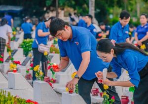 Hơn 2 ngàn đại biểu, đoàn viên, thanh niên tham gia thắp nến tri ân các anh hùng liệt sĩ
