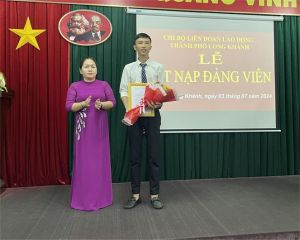 Chi bộ Liên đoàn Lao động thành phố Long Khánh kết nạp đảng viên mới trong công nhân