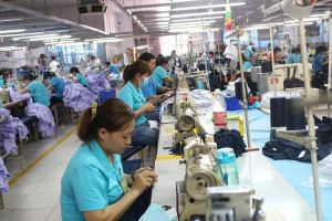 Công nhân phấn khởi khi được tăng lương từ đầu tháng 7