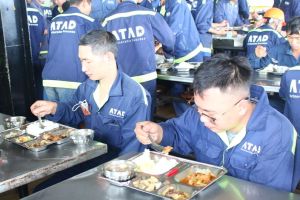 Giúp công nhân có bữa cơm đặc biệt