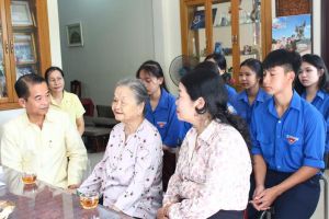 Chủ tịch HĐND tỉnh Thái Bảo thăm, tặng quà các gia đình người có công tại huyện Nhơn Trạch