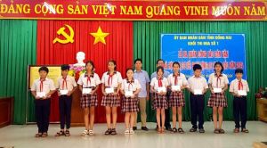 Khối thi đua số 1 trao học bổng cho học sinh có hoàn cảnh khó khăn
