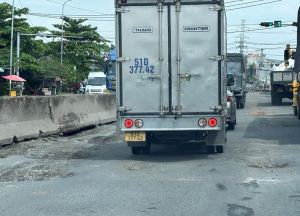 Hàng chục “ổ gà” trên quốc lộ 51