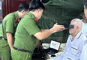 Công dân hơn 100 tuổi đi lại khó khăn được Công an huyện đến nhà làm căn cước