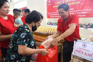 Hội Chữ Thập đỏ huyện Nhơn Trạch tổ chức Chợ 0 đồng cho người nghèo