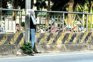 “Phạt nguội” nhiều người đi bộ leo dải phân cách sang đường