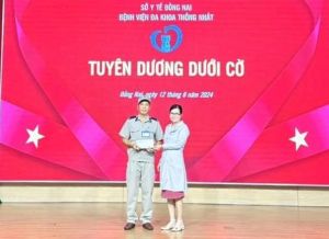 Tuyên dương bảo vệ bệnh viện nhặt được của rơi trả lại người mất