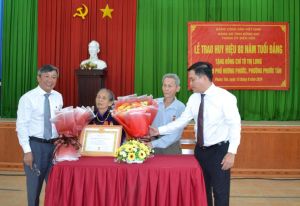 Trao Huy hiệu 80 năm tuổi Đảng cho đảng viên  Tô Thị Long