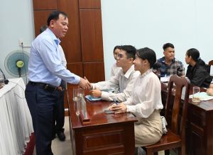 Phó Bí thư Tỉnh ủy, Quyền Chủ tịch UBND tỉnh Võ Tấn Đức đối thoại giải quyết đơn khiếu nại của 8 công dân huyện Nhơn Trạch