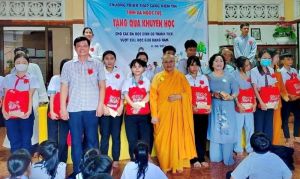 Trao học bổng Thắp sáng niềm tin cho 200 em học sinh khó khăn