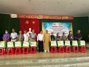 Chùa Phước An tặng quà cho người dân có hoàn cảnh khó khăn