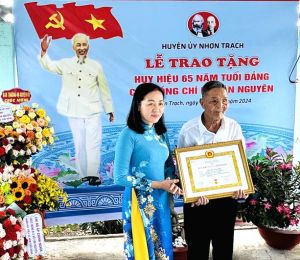 Lãnh đạo Huyện uỷ Nhơn Trạch trao huy hiệu 65 tuổi Đảng cho đảng viên