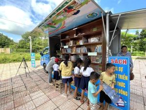 Đưa sách về với đồng bào Chơro, thành phố Long Khánh