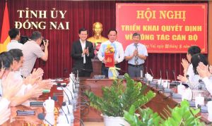 Trao quyết định phê chuẩn kết quả bầu chức danh Chủ tịch UBND tỉnh Đồng Nai cho đồng chí Võ Tấn Đức